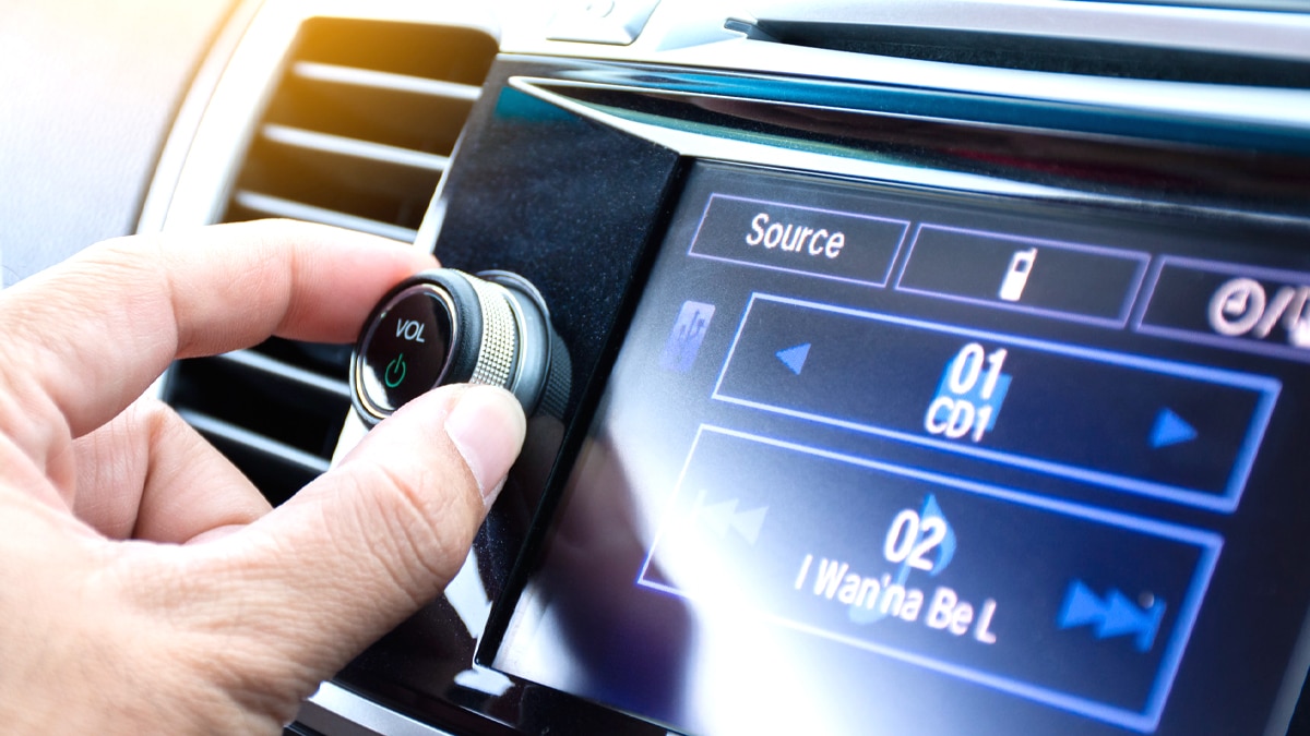 Fin de l’autoradio dans les voitures : un choc pour les automobilistes français, prétexté par « une conduite plus sûre »
