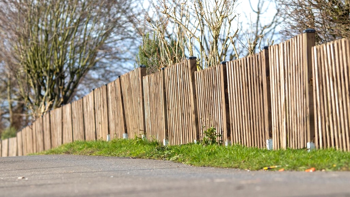 “Il a dit que c’était pour se protéger du vent” : un voisin poursuivi après avoir installé un brise-vue de 2 mètres sans respecter la distance minimale obligatoire