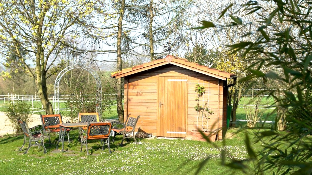 Ce propriétaire pensait qu’un petit cabanon dans son jardin ne posait aucun problème… jusqu’à la réception d’une amende “j’ai reçu une amende de 1 042 € pour un cabanon” explique-t-il, en découvrant la nouvelle réglementation applicable depuis le 1er juin 2025