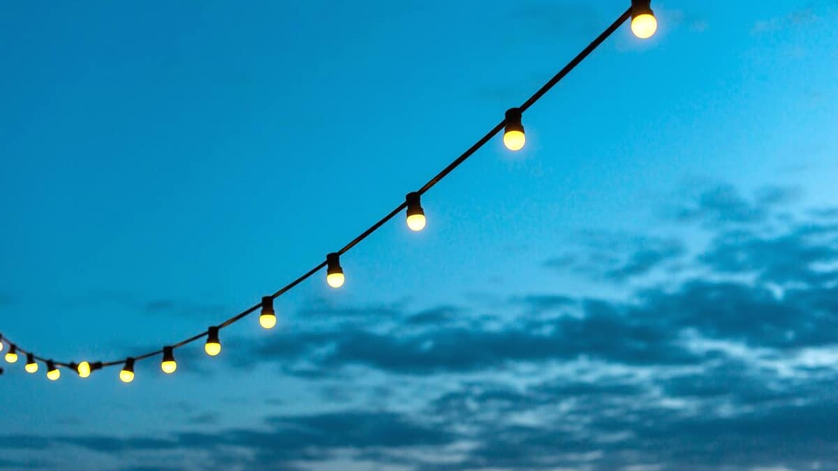 Un voisin fait condamner une voisine pour “invasion lumineuse” à cause de simples guirlandes solaires
