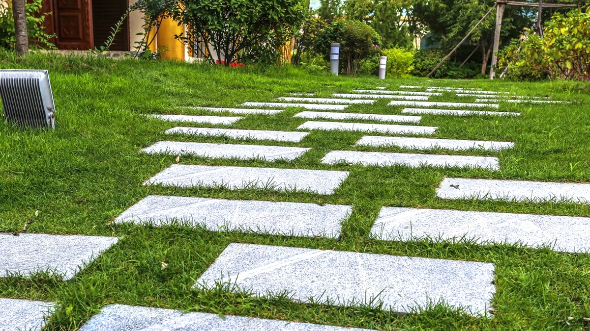 C’est officiel un habitant gagne plus de 4 000 € après avoir porté plainte contre son voisin pour une dalle mal posée en limite de propriété