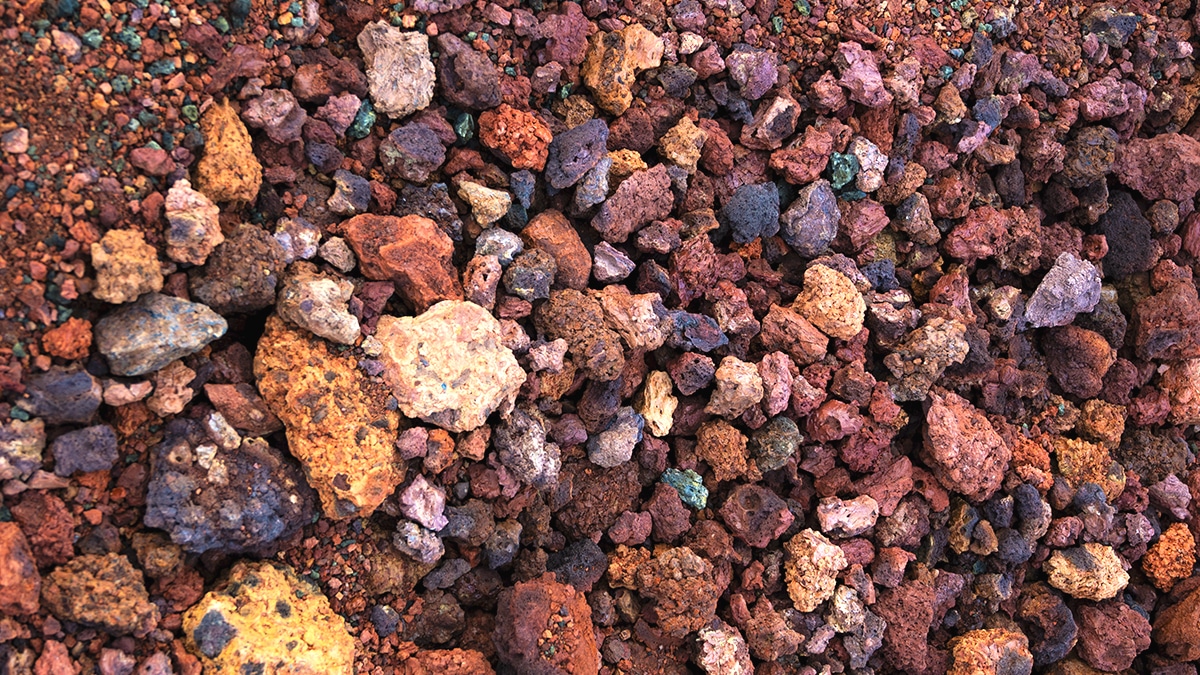 Ce gravier coloré rejeté en carrière contient en réalité de la fluorite selon une analyse du 30 mai 2025
