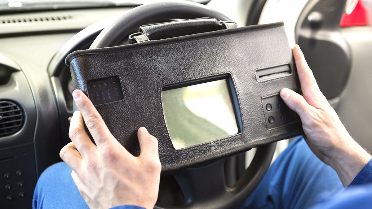Ce contrôle technique refusé pour simple étiquette manquante sur le pare-brise choque les conducteurs