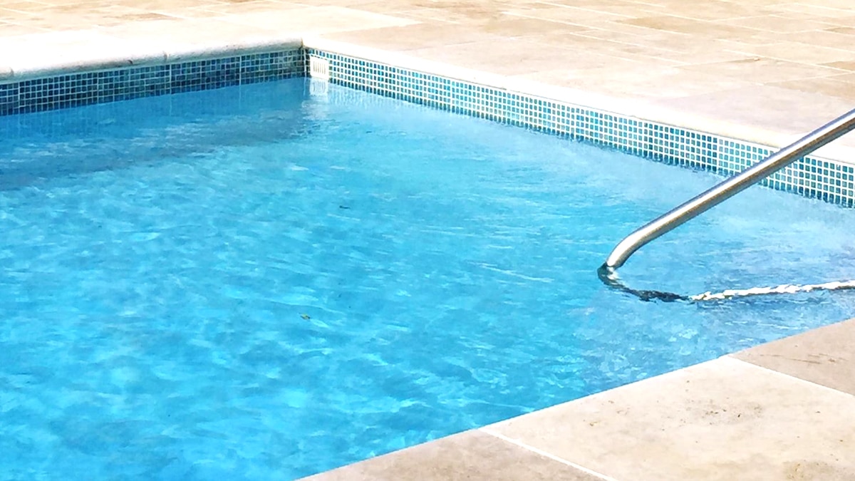 Cette piscine enterrée installée sans clôture est illégale dans 19 départements