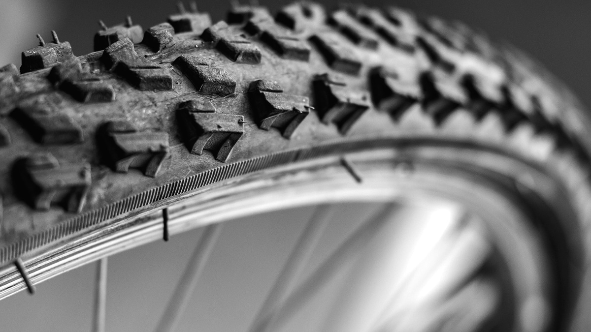 Ce type de pneu à crampons est désormais interdit sur pistes partagées dès le 4 juin 2025