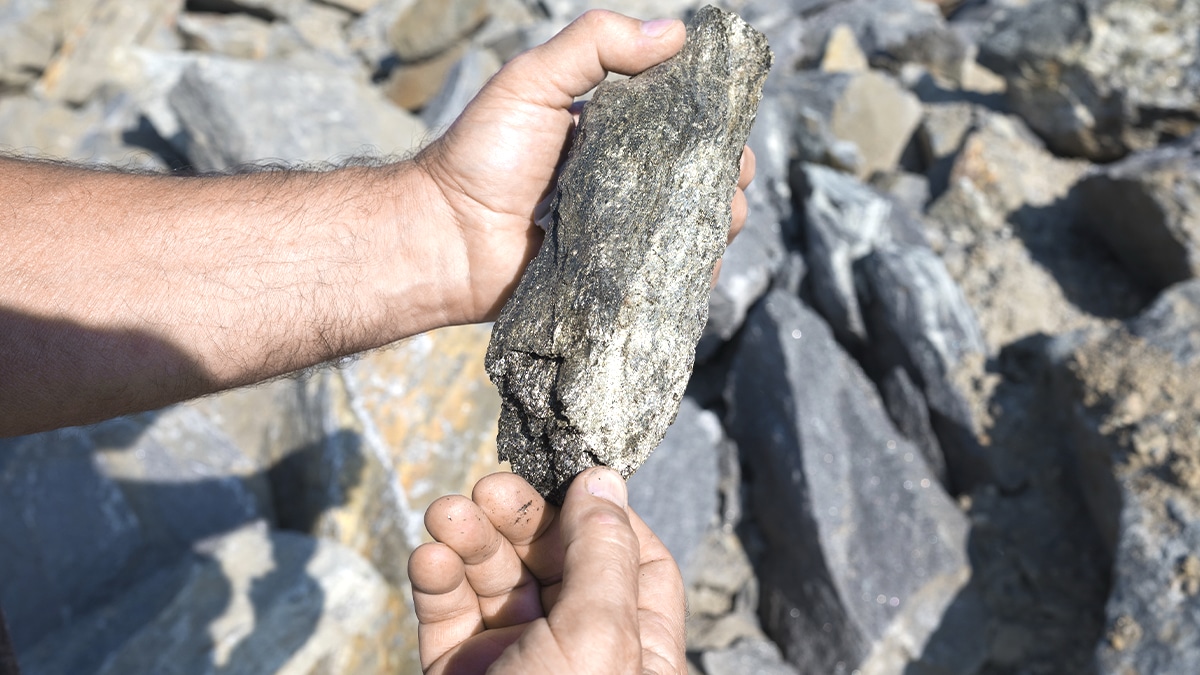 Cette roche à l’aspect banal contenait en réalité du tantale brut : exploitation stoppée par la DREAL