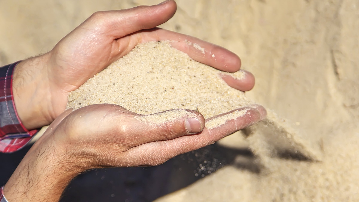 Ce dépôt de sable siliceux découvert sur un terrain privé bloque un projet immobilier de 94 logements