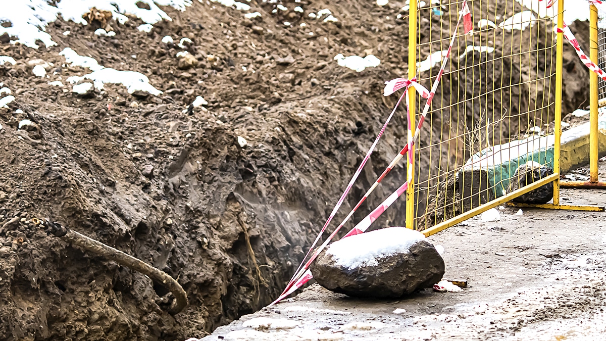 Cette tranchée creusée pour assainissement traverse une poche de sel gemme