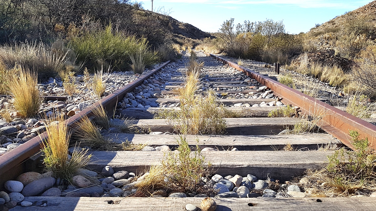 Cette ancienne ligne de train abandonnée passe au-dessus d’un dépôt de sable rare