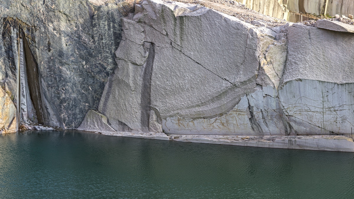 Ce mur de soutènement écroulé révèle un filon de diatomite classée rare en Europe