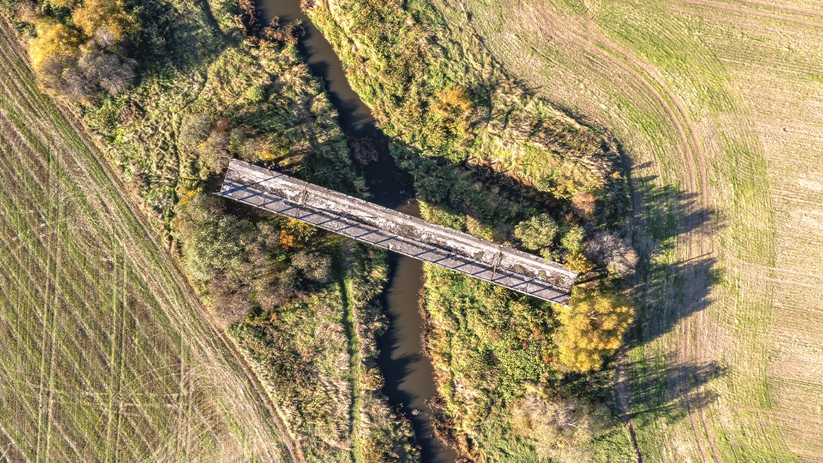 Ce pont effondré en creusant une culée révèle du quartz rose de grande qualité