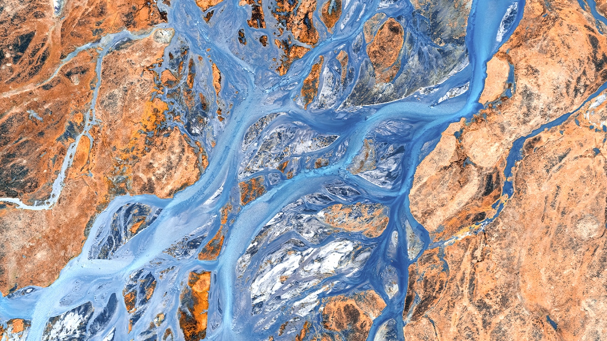 Cette coulée minéralogique observée par satellite fait l’objet d’une enquête minière
