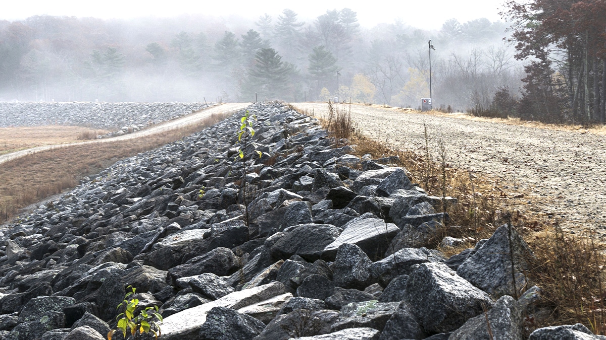 Ce talus routier se révèle être un affleurement d’apatite minéralisée