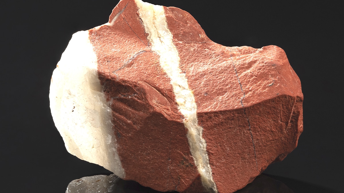 Cette roche à surface lisse extraite en 2023 désormais valorisée pour la joaillerie