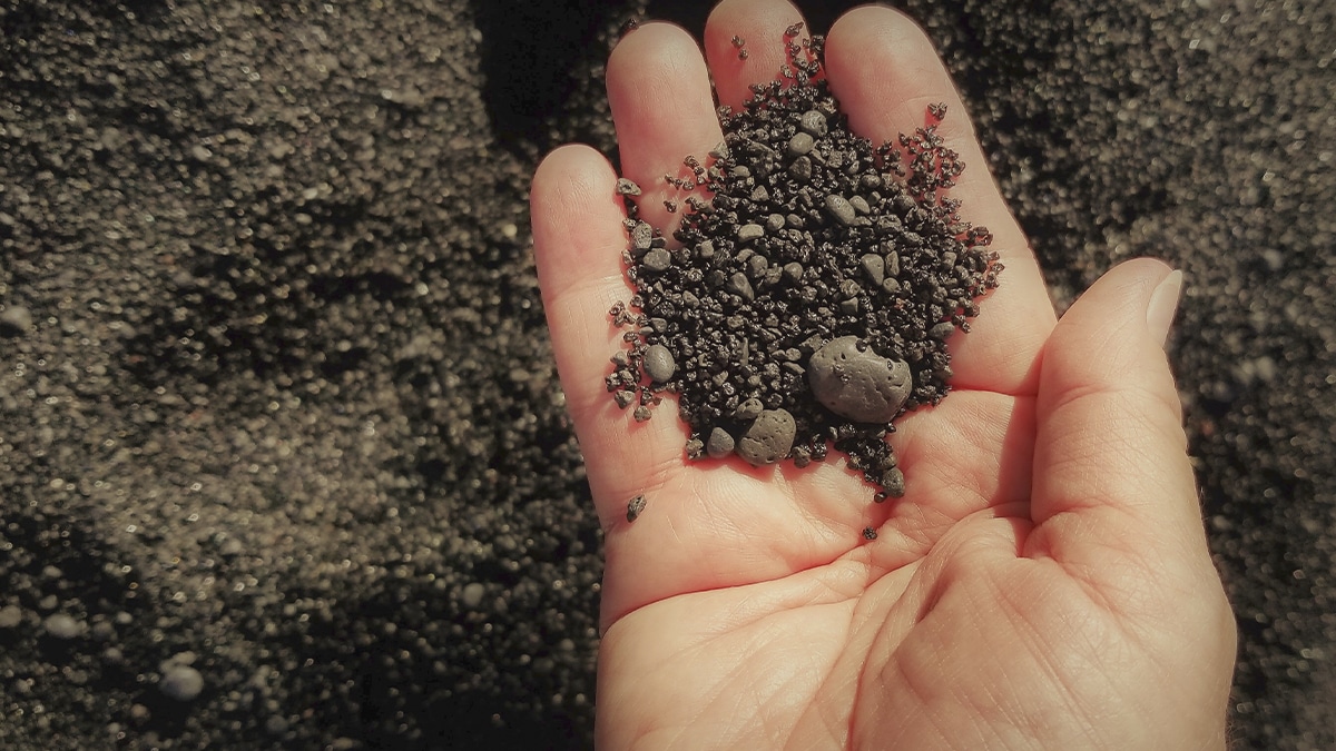 Ce sol industriel pollué contient aussi 1,1 % de zircon selon l’analyse du 3 juin