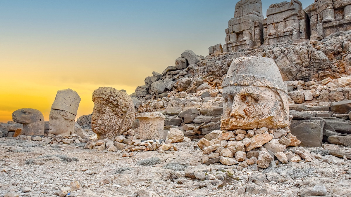 Et si les monuments des civilisations anciennes défiaient encore la science moderne ? Ces structures intriguent toujours les chercheurs par leurs mystères non résolus