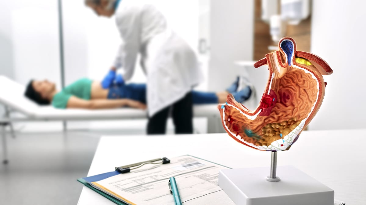 Ce simple geste à table, que beaucoup font sans réfléchir, augmente de 41 % le risque de cancer de l’estomac selon cette étude scientifique très inquiétante