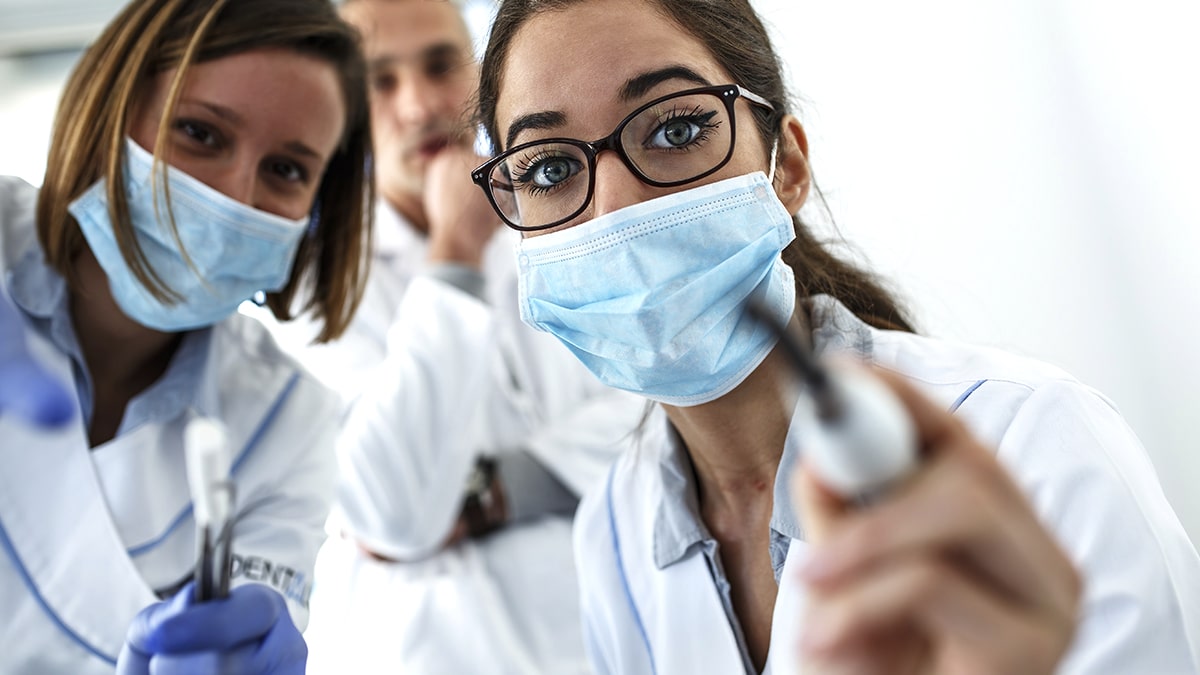 Dentistes malhonnêtes : voici les 4 signes qui doivent immédiatement vous mettre la puce à l’oreille selon les experts en santé bucco-dentaire