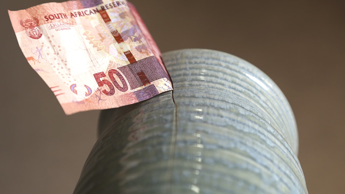 “Ils ont tout embarqué sans discussion” raconte ce retraité après avoir déclaré la découverte de billets anciens soigneusement roulés dans un pot en terre cuite enfoui sous son potager : “je pensais qu’on me laisserait au moins un souvenir”