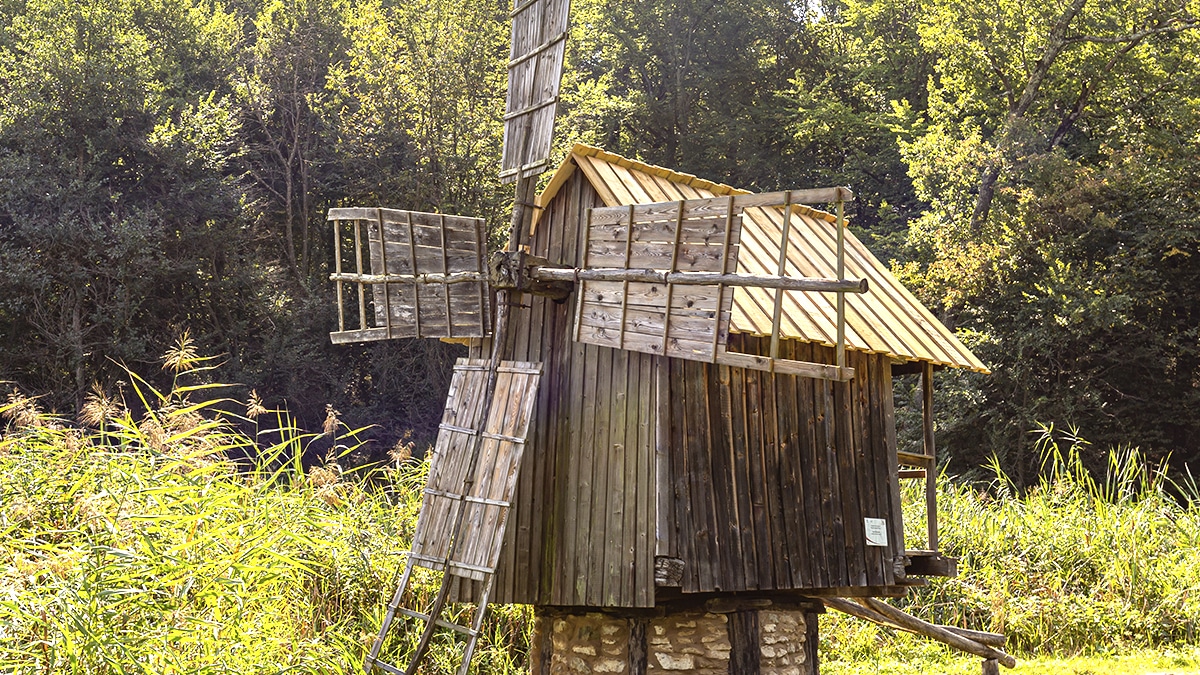 “Il n’achetait jamais rien neuf” affirme le voisin en découvrant une mini éolienne cachée dans une cabane en bois montée avec des roues de vélo