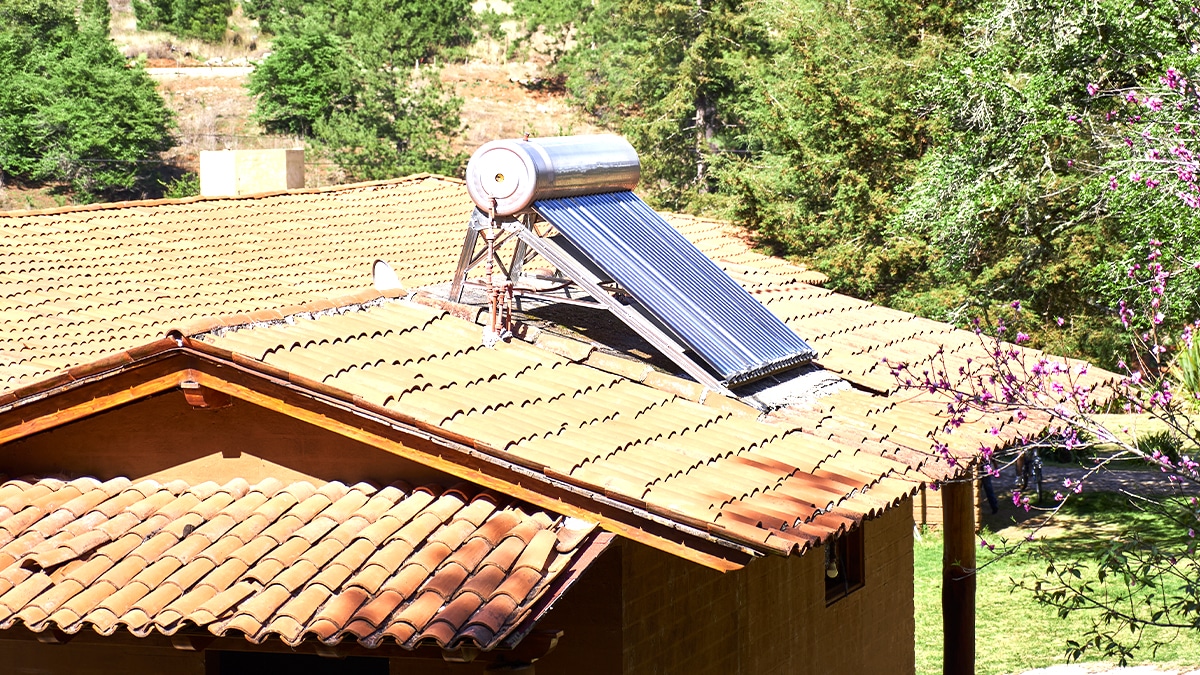 “C’est l’un des premiers à avoir tenté ça ici” affirme le maire en évoquant cet habitant visionnaire qui avait fabriqué un chauffe-eau solaire artisanal dès 1978 avec des matériaux de récupération