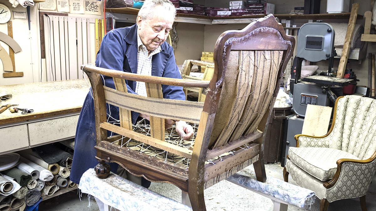 “Ça devait partir à la benne” regrette cette fille en parlant du vieux fauteuil de son grand-père, qui cachait une flasque en or gravée de l’armée britannique selon un expert en objets militaires