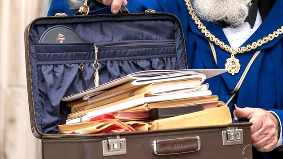 “On l’a trouvé derrière un mur de placo” assure ce maçon après avoir extrait une valise remplie de documents secrets datant de 1944
