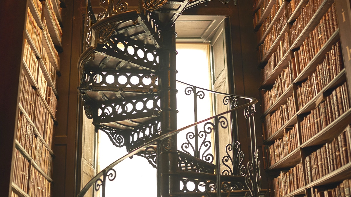 “Personne n’avait remarqué l’accès” affirme cet agent immobilier en désignant un escalier camouflé derrière une bibliothèque ancienne