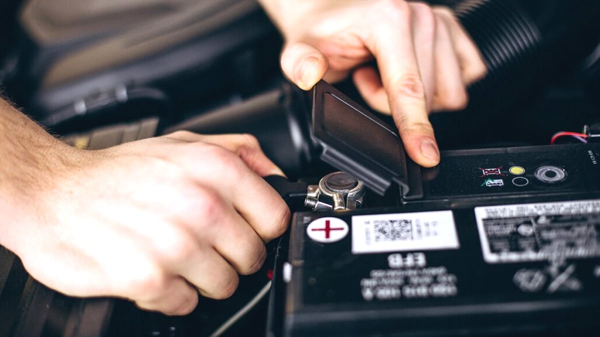 “C’était branché sur une batterie de camion” rapporte cet ouvrier en découvrant un éclairage extérieur autonome datant de 1983 encore parfaitement opérationnel