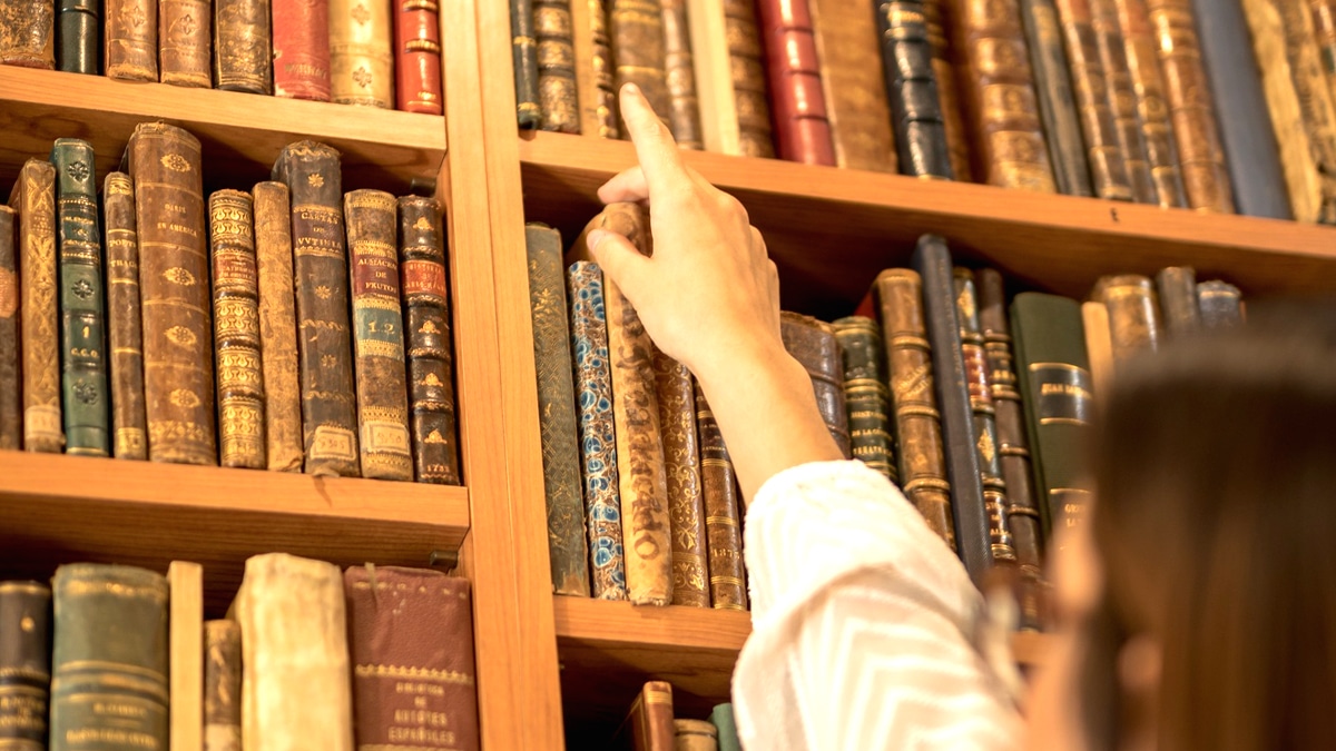 “C’était derrière la fausse bibliothèque” affirme ce retraité en ouvrant un compartiment secret contenant des documents d’État datés de 1951