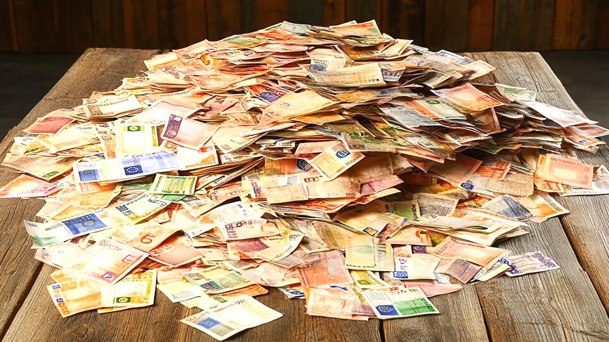 “C’était caché derrière le miroir” confie l’artisan qui a trouvé 36 000 francs en billets dans un ancien hôtel particulier selon les règles fiscales