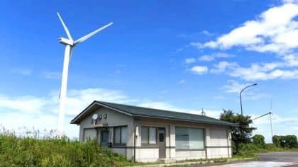 “Il disait toujours que la cabane vibrait la nuit” : une éolienne artisanale cachée depuis 1981 découverte dans un abri de jardin, un système autonome de production d’énergie oublié depuis des décennies