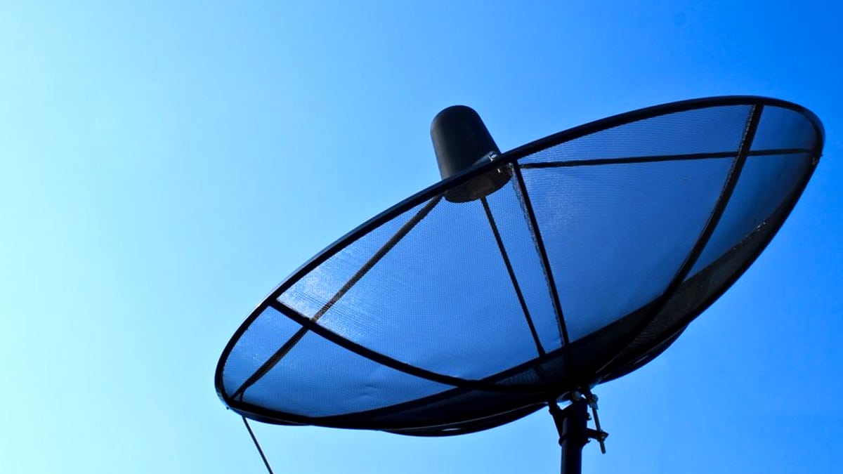“Il avait recyclé une vieille antenne TV pour capter l’énergie” rigole l’expert en voyant fonctionner un dispositif énergétique maison dans une cave abandonnée