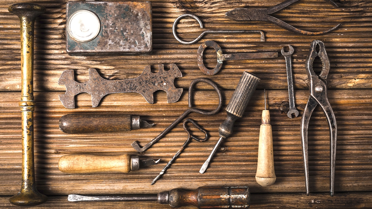 “Il avait tout gravé à la main” dit l’antiquaire en examinant des outils faits maison retrouvés dans un double fond d’armoire