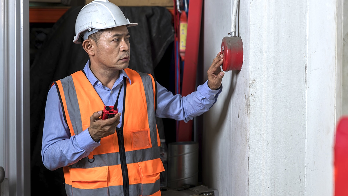 “Il avait même fabriqué ses propres fusibles” confirme l’ingénieur venu inspecter l’étrange installation retrouvée dans une grange à moitié effondrée