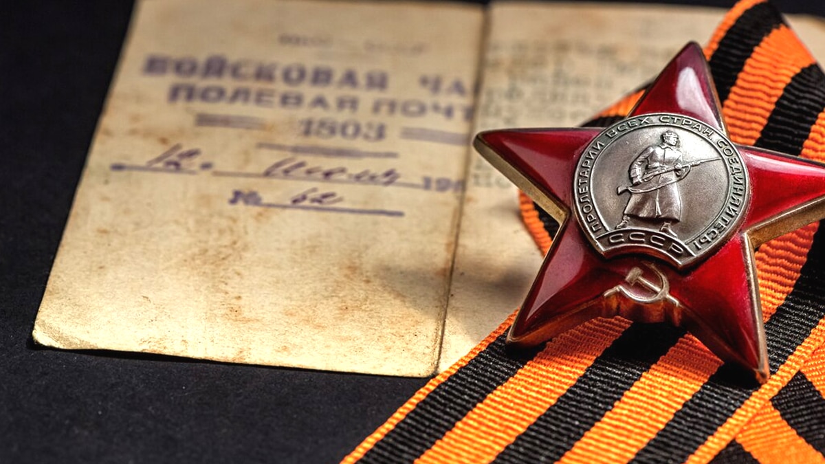 “C’était juste derrière la cheminée” confie le technicien après avoir extrait une boîte scellée contenant des documents confidentiels d’après-guerre