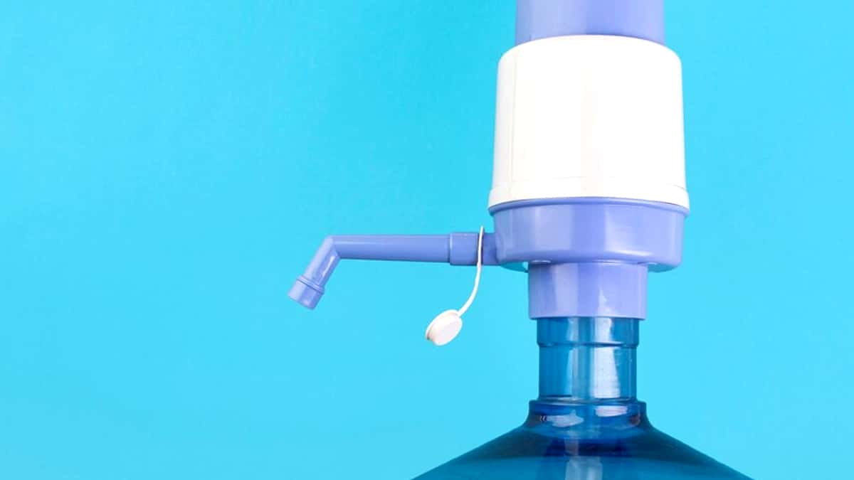 “Il fabriquait tout à partir de rien” témoigne ce menuisier en montrant une pompe à eau manuelle conçue avec des pièces de récupération