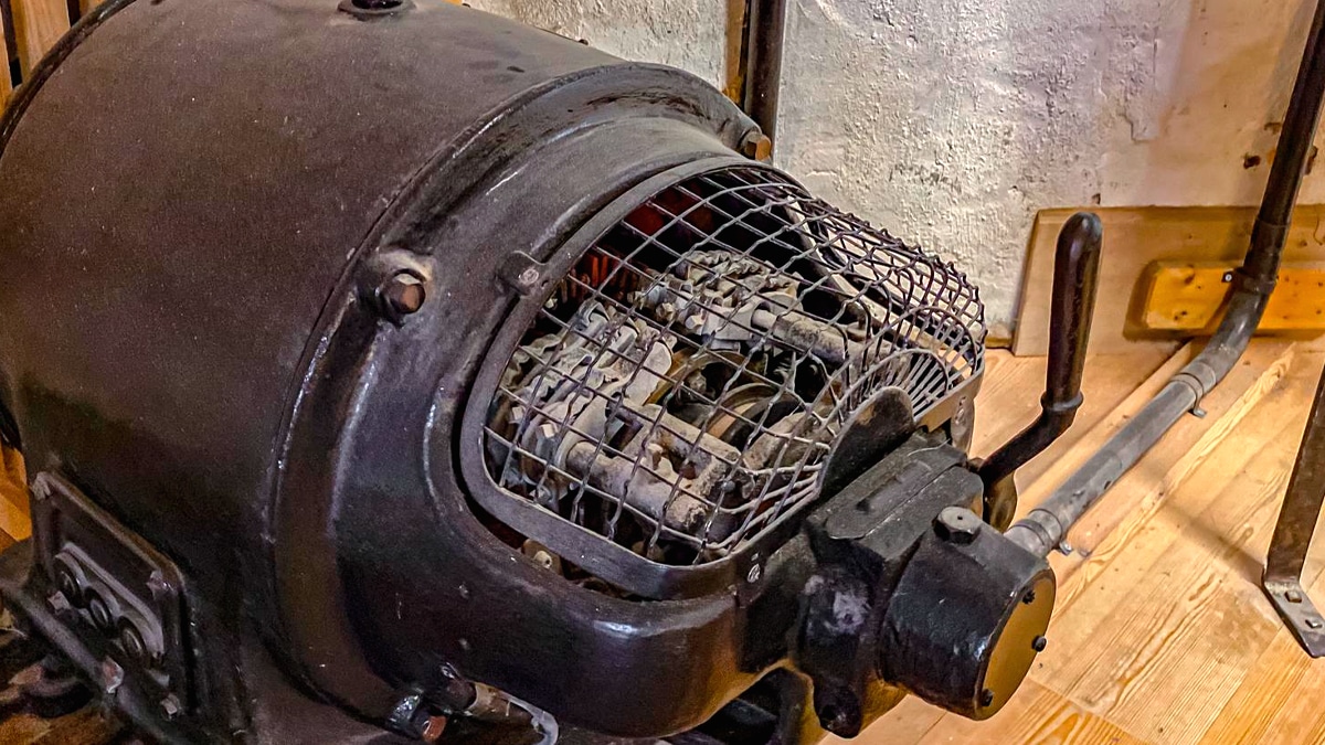 “Je pensais que c’était un vieux four” avoue l’électricien en tombant sur un générateur thermique fabriqué artisanalement en 1971 et toujours capable d’alimenter trois pièces