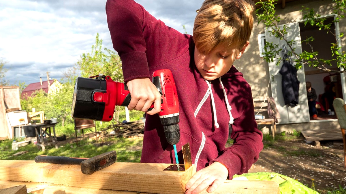 “Il avait tout branché sur des pièces de récup” explique le voisin venu prêter main forte pour démonter un abri de jardin qui s’est révélé abriter un système solaire artisanal des années 70