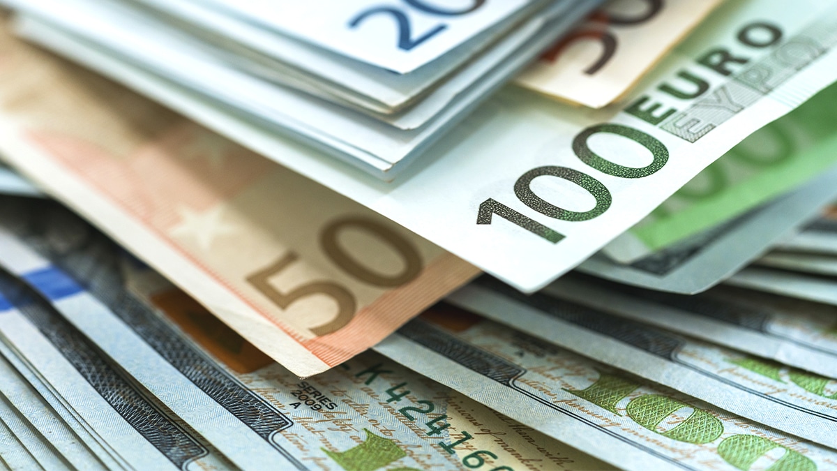 “Il avait tout rangé par années” : ce petit-fils découvre un classeur rempli de billets de collection soigneusement emballés, certains valent désormais plusieurs milliers d’euros selon les experts