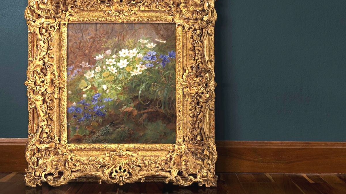 Accroché depuis 1974 dans la boutique, ce tableau de campagne cachait une surprise inattendue “on croyait que c’était un tableau banal” raconte l’antiquaire après avoir retrouvé 5 billets de 1000 francs cousus dans la toile