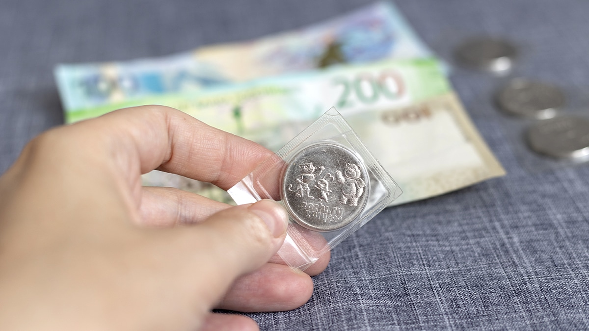 “C’était planqué derrière le tableau électrique” explique ce technicien en découvrant un compartiment secret rempli de billets en francs soigneusement roulés dans des sacs de congélation