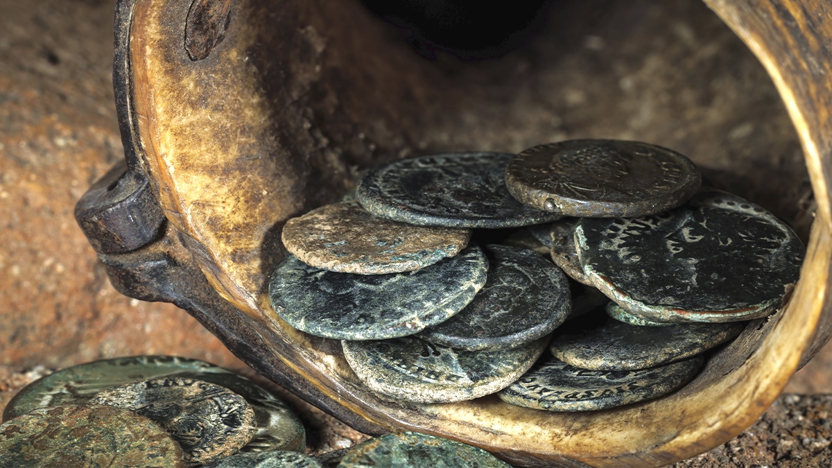 “On croyait que c’était une vieille bonbonne” raconte l’artisan en ouvrant un réservoir camouflé contenant des pièces de cuivre et des lingots miniatures