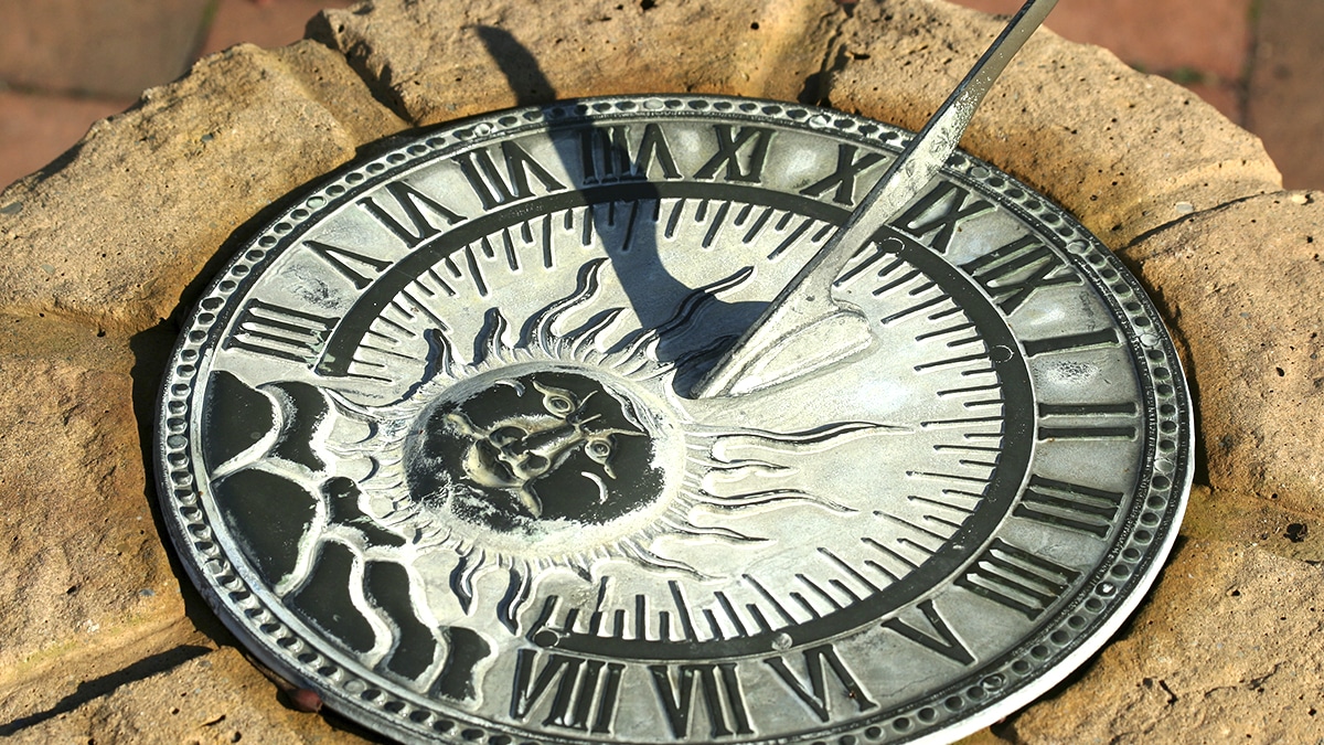 “Il disait que tout le monde rirait un jour” rapporte son frère en découvrant une horloge solaire artisanale capable d’indiquer la température et l’humidité