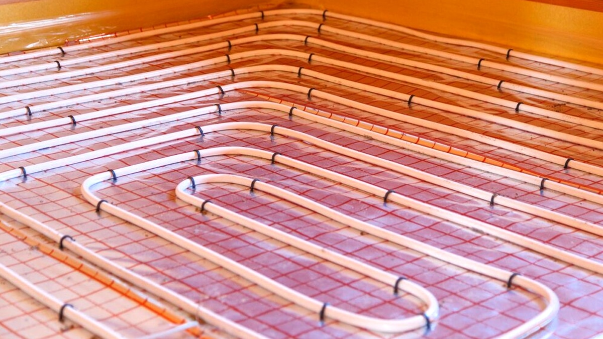 Cet architecte tombe par hasard sur un système de chauffage au sol hors norme “il l’avait intégré dans le sol” explique-t-il en parlant d’un plancher chauffant solaire conçu sans aucun raccordement électrique