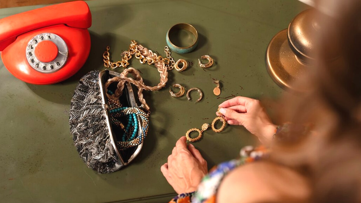 “C’était camouflé dans une fausse prise électrique” décrit le propriétaire après avoir trouvé un compartiment contenant des bijoux anciens et des billets