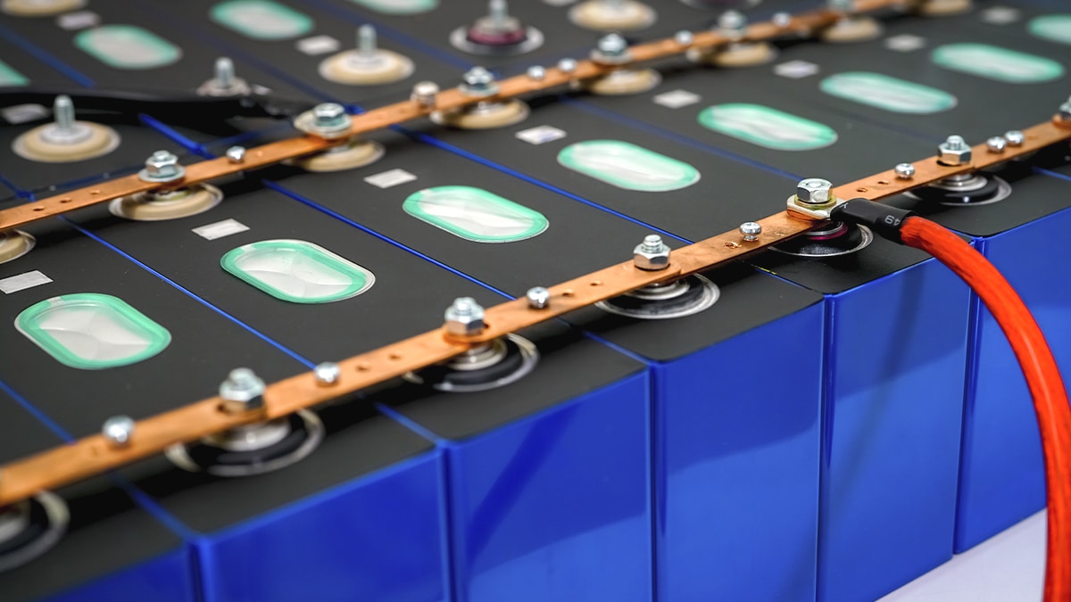 “Il bricolait avec des trucs qu’il ramassait dans la rue” raconte son neveu après avoir découvert un système de stockage d’énergie encore opérationnel dans un cabanon