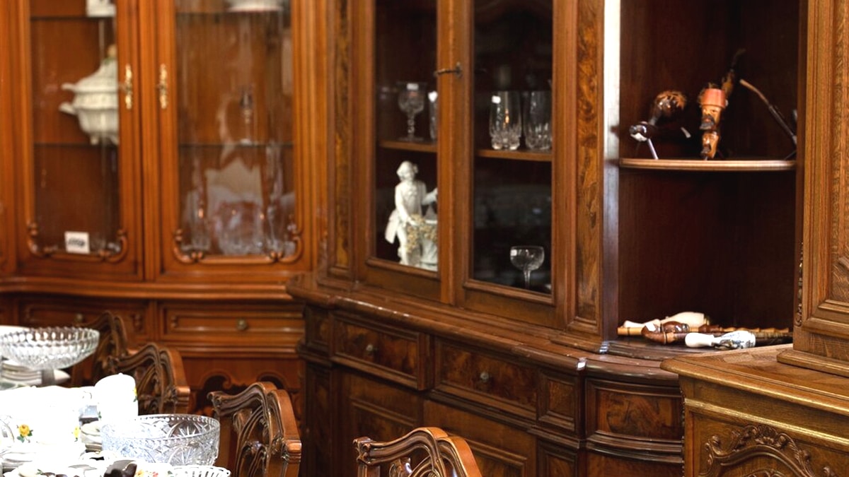 “C’était dans une vieille armoire normande” raconte le notaire en découvrant des bons d’État datant de 1957 classés entre deux vêtements