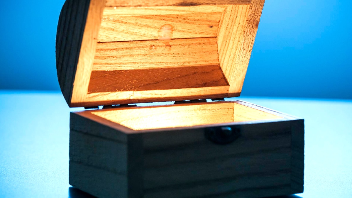 “Je n’ai jamais osé ouvrir cette malle” confie l’héritier en découvrant des œuvres originales d’un peintre local mort dans l’oubli