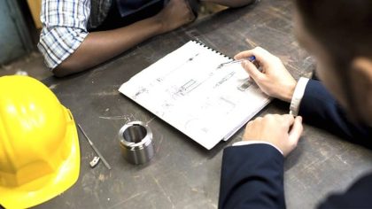 “Je croyais que c’était un simple établi” reconnaît le garagiste en ouvrant un faux tiroir contenant des plans techniques et des métaux rares oubliés depuis 1974